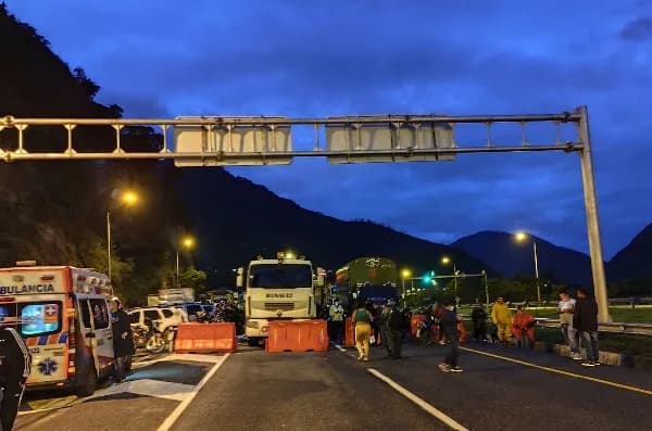 Volcamiento de un tractocamión con gas natural obligó a cerrar la Vía Medellín – La Pintada