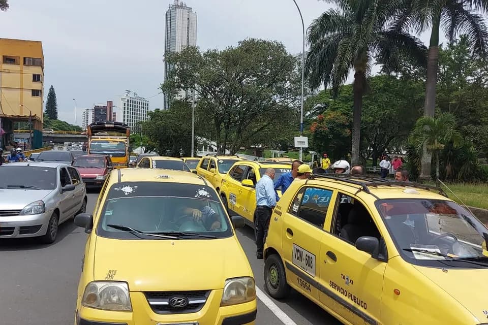 Buses de transporte intermunicipal se unen al paro de taxistas y agravan la situación de movilidad en Bogotá y Soacha