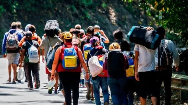Más del 27,7 % de los venezolanos dejó su país en la anterior década a causa del Gobierno de Nicolás Maduro