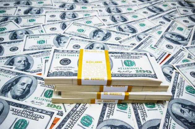 Para el martes, el mercado prevé dólar levemente al alza: Next Day operó en $3.980,00 y subió $3 frente al cierre en el spot de $3.977,00, según el sistema SET-FX
