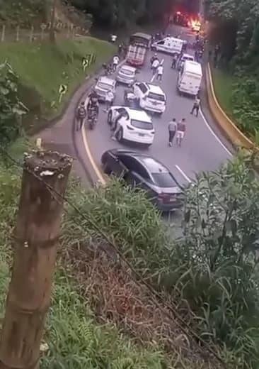 Tránsito normal en el sector La Línea en la Vía Calarcá – Cajamarca tras incendio de una buseta