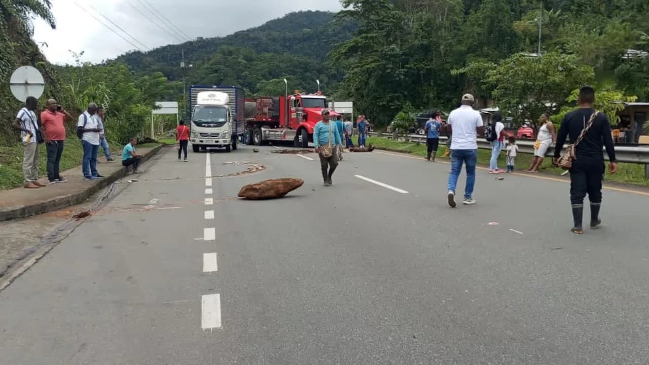 Vía Cali–Buenaventura está bloqueada por indígenas por incumplimiento del Gobierno Nacional y exigen que se garanticen sus derechos territoriales
