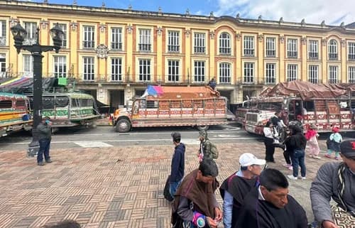 Unos 1.500 indígenas, que salieron a apoyar las reformas de Petro ahora se tomaron la Plaza de Bolívar, en el Centro de Bogotá