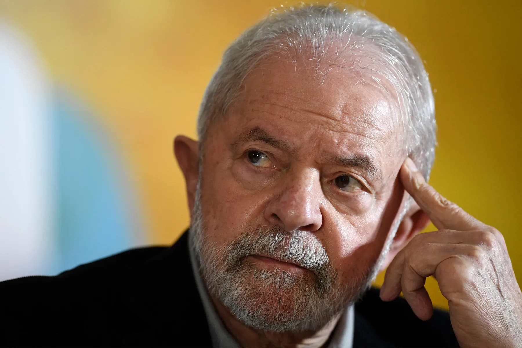 Lula y Flávio Bolsonaro intercambian acusaciones antes de elecciones presidenciales en Brasil, mientras encuestas anticipan segunda vuelta entre ambos candidatos