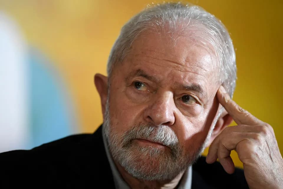Lula y Flávio Bolsonaro intercambian acusaciones antes de elecciones presidenciales en Brasil, mientras encuestas anticipan segunda vuelta entre ambos candidatos