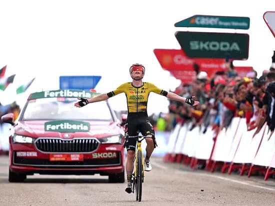 Jonas Vingegaard consiguió su segunda victoria en la Vuelta España: recortó distancias con el líder y Égan Bernal salió del top diez
