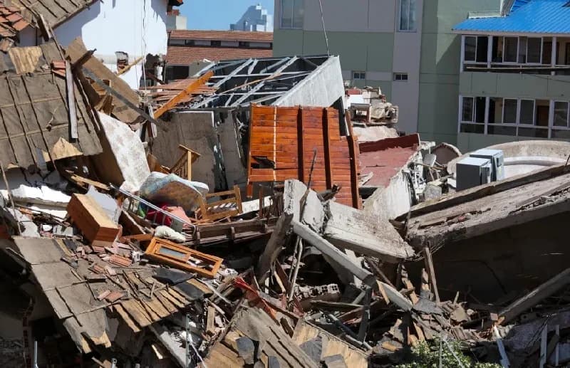 Un muerto y varios desaparecidos al derrumbarse las obras de un hotel en Argentina
