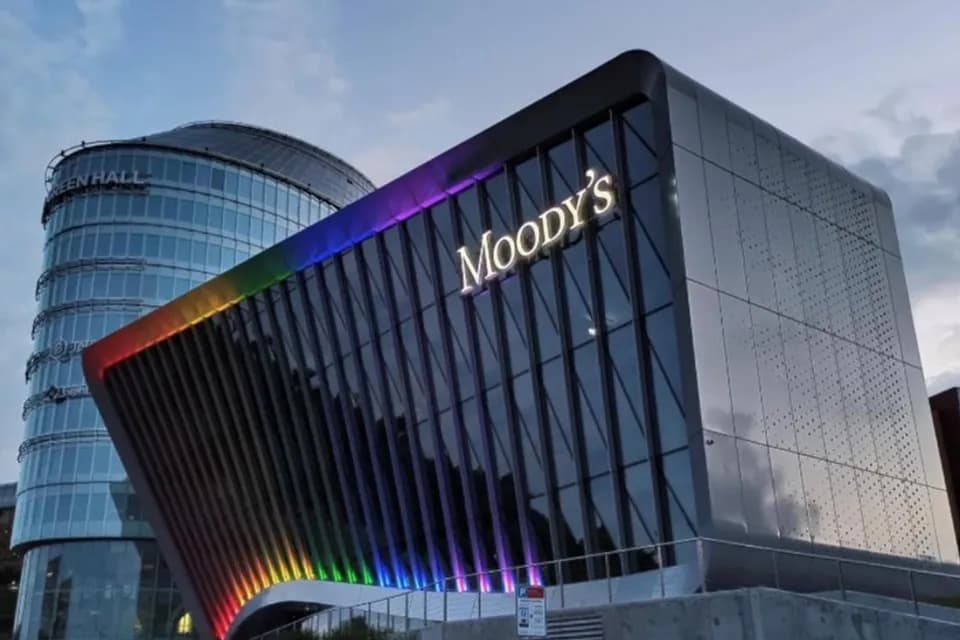 Moody's advierte sobre desafíos para fintechs y banca tradicional en América Latina