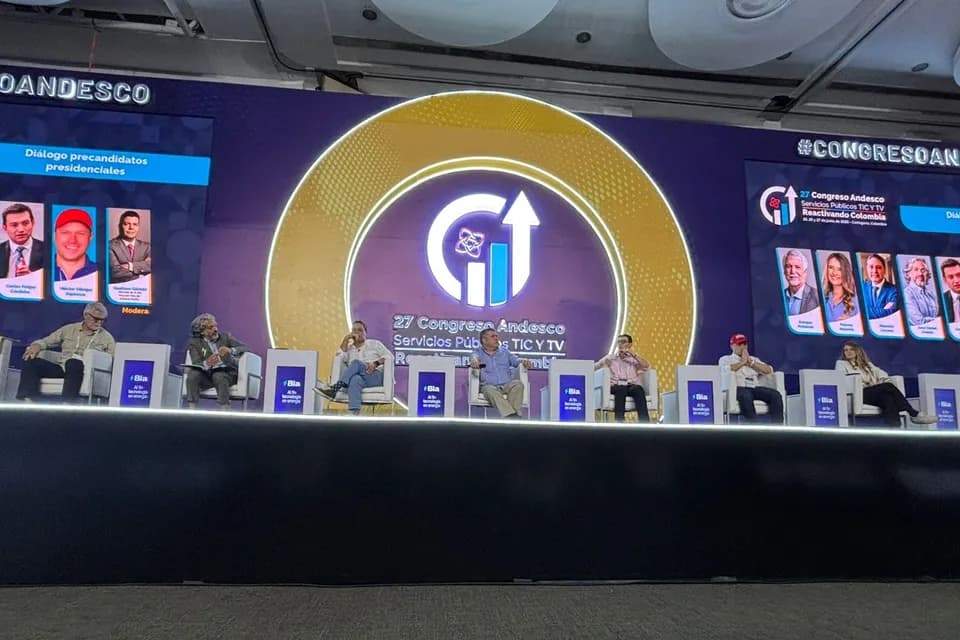 Precandidatos presidenciales presentaron propuestas para enfrentar crisis en servicios públicos