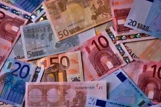 Tasas de cambio de monedas de reserva: euro se cotiza en $4.377,81; libra esterlina, en $5.204,92