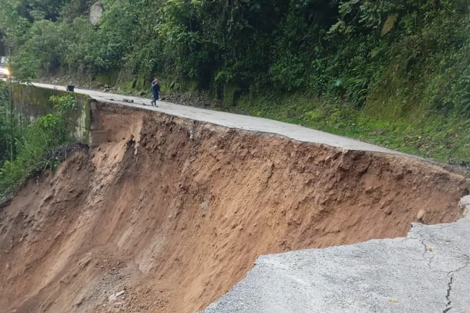 En la Vía Los Curos-Málaga, que conduce al “puente acordeón” en Santander, ya se realizan obras de interventoría con maquinaria amarilla: se mantiene el cierre total