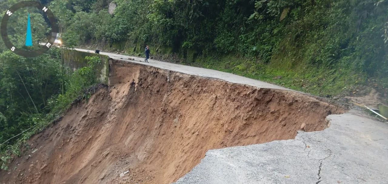 En la Vía Los Curos-Málaga, que conduce al “puente acordeón” en Santander, ya se realizan obras de interventoría con maquinaria amarilla: se mantiene el cierre total