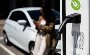 Tras 19.724 vehículos eléctricos matriculados en 2025, sector debe poner atención en la red de carga, según Ergenia