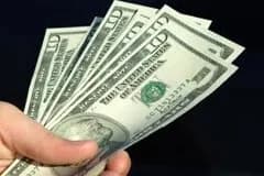 Dólar opera con leve baja en Colombia en medio de expectativas de recortes de tasas por parte de la Fed