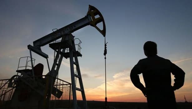 Precios del petróleo cayeron más de 2% a medida que E.U. impone sanciones globales centradas en Irán