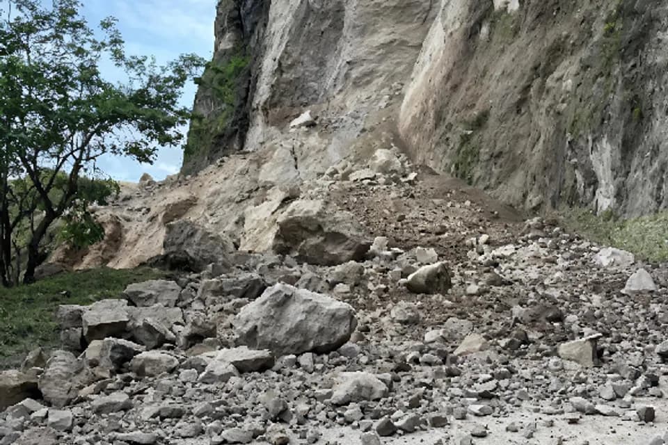 Nuevo deslizamiento de tierra en la vía Pasto – Mojarras impidió la apertura del corredor; se vuelve a decretar cierre total
