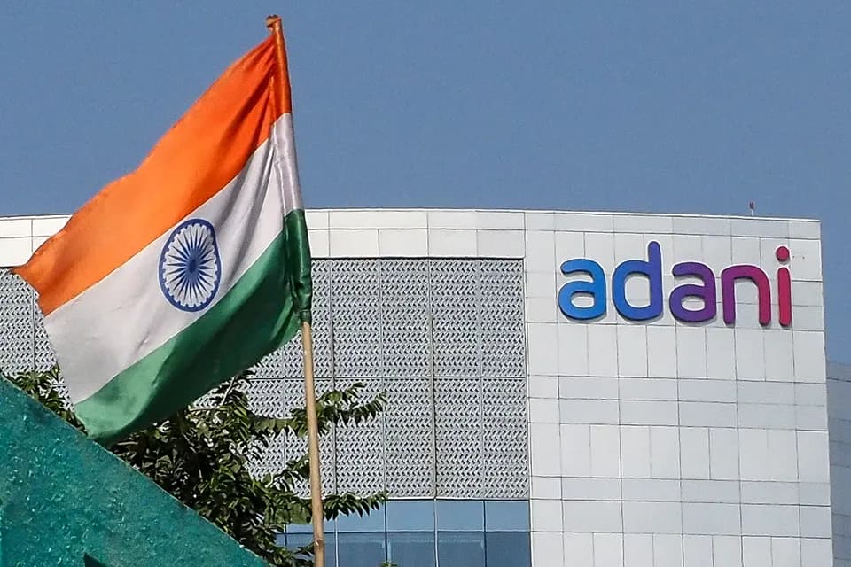 Las acciones del Grupo Adani caen 20 % en la bolsa india tras acusaciones de soborno en Estados Unidos