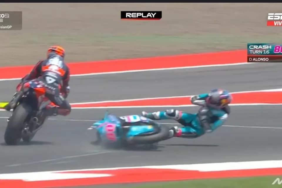 El piloto David Alonso sufrió un accidente que lo obligó a salir de la competencia en el Gran Premio de Indonesia de Moto2