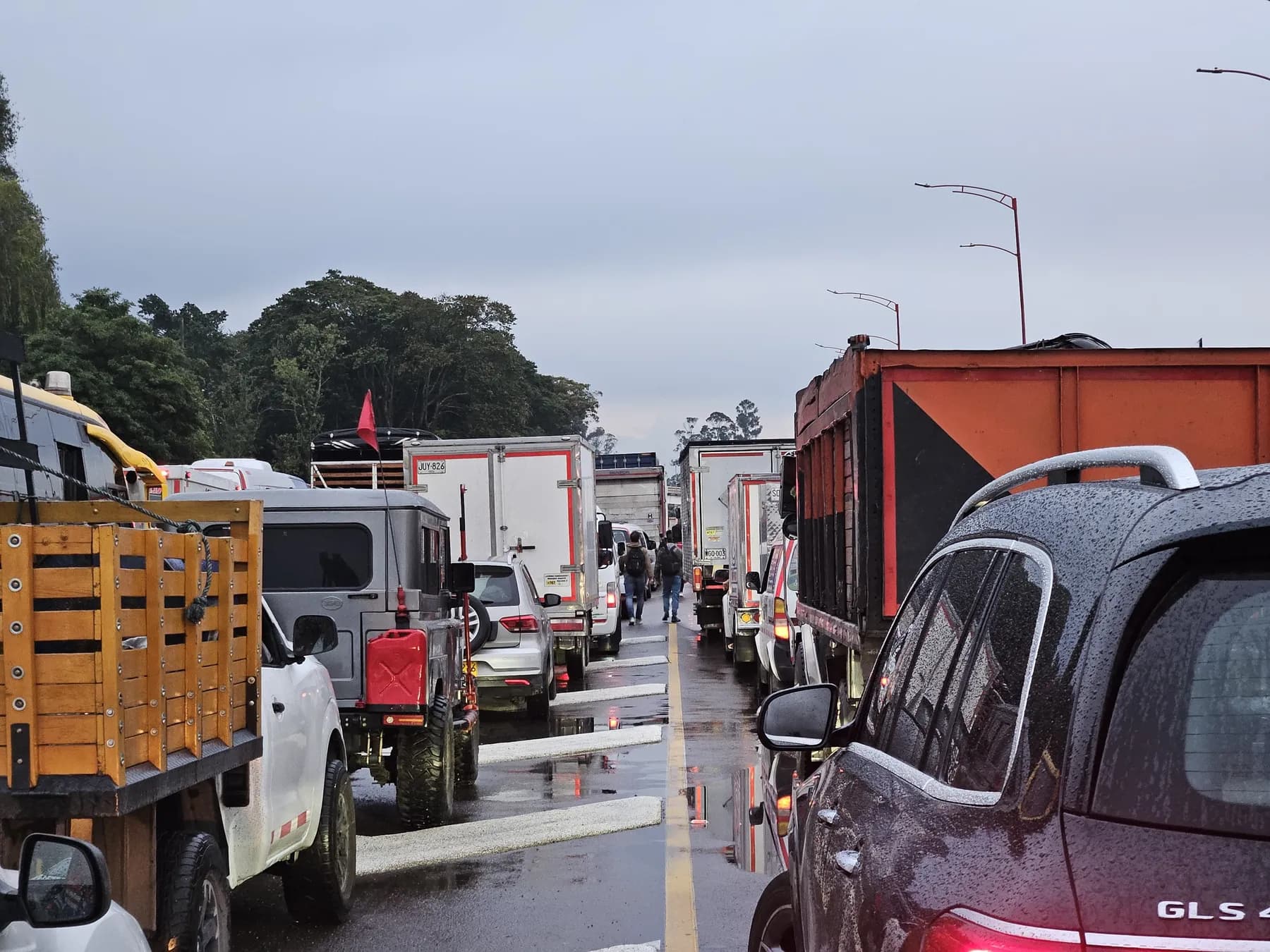 Debido a un siniestro vial y un bus varado en la Autopista Norte de Bogotá se presenta tránsito lento