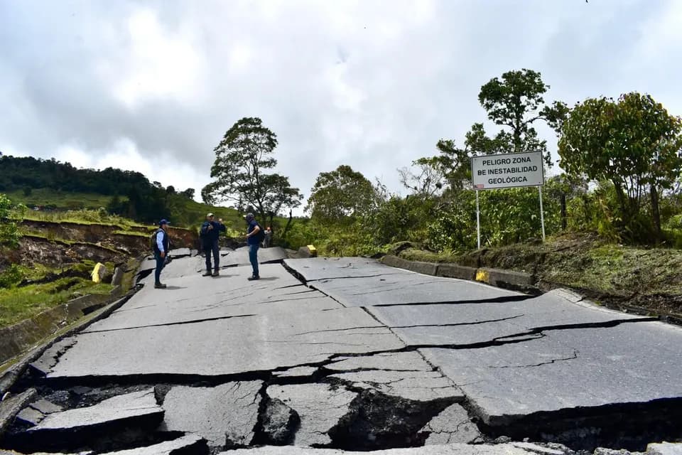 Invías inspeccionó afectaciones en la Transversal del Carare tras remoción en masa