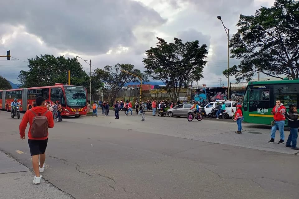 Manifestantes bloquearon la Avenida Villavicencio con Boyacá por cortes constantes de agua