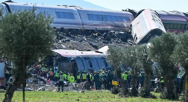 Van 30 muertos en un choque entre dos trenes en España