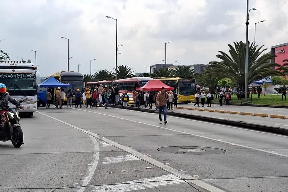 Las manifestaciones de los indígenas en la Avenida Eldorado a la altura de la Carrera 94 llegan a su fin