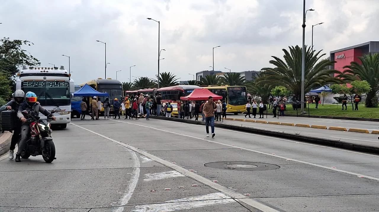 Las manifestaciones de los indígenas en la Avenida Eldorado a la altura de la Carrera 94 llegan a su fin