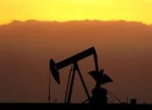 Petróleo sube mientras productores pronostican un crecimiento de la demanda; las reservas de combustible de E.U. caen