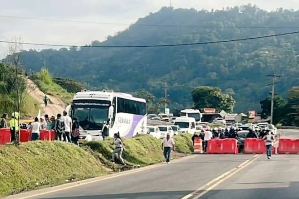 Por retrasos en las obras comunidades bloquean el paso en la vía Bogotá - Melgar en ambos sentidos