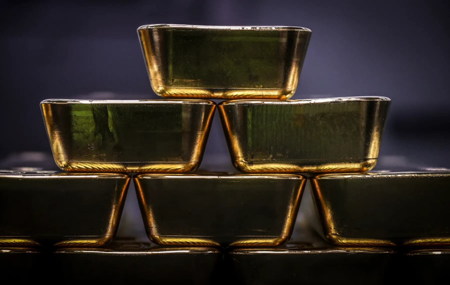 El oro cae un 1% mientras el dólar se fortalece y las actas de la Fed acaparan la atención