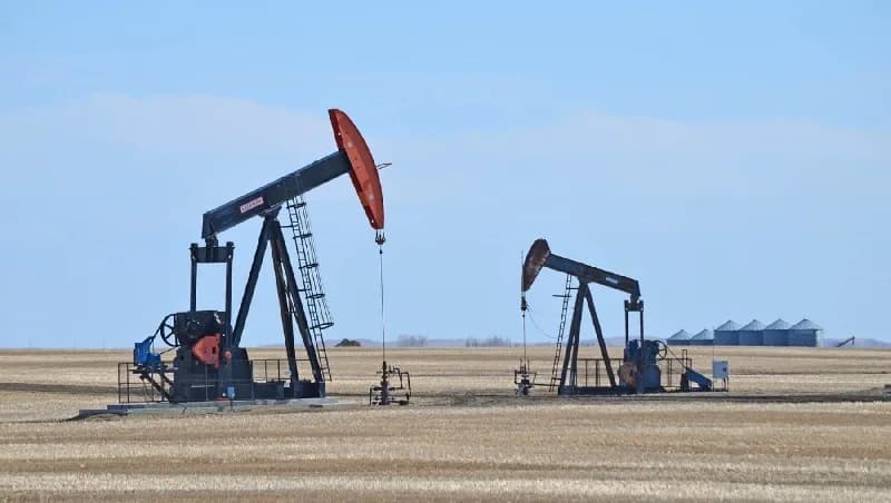 Los precios del petróleo se mantienen estables debido a que la desaceleración de la demanda compensa la escasez de oferta
