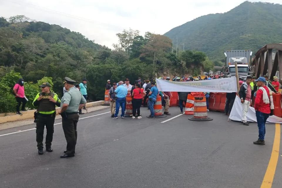 Bloqueos por la comunidad en la vía Bogotá - Girardot generan afectaciones en la movilidad