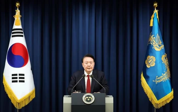 La policía de Corea del Sur detuvo al expresidente Yoon Suk-yeol, quien fue destituido a principios de diciembre por decretar una Ley Marcial