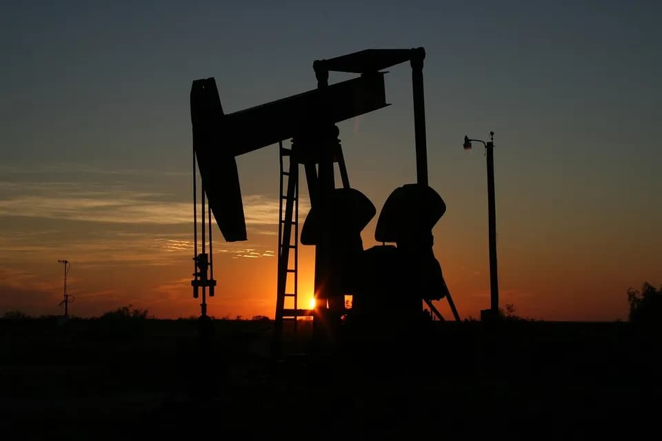 Precios del petróleo suben más de 1% en medio de caída de inventarios en E.U. y dólar débil