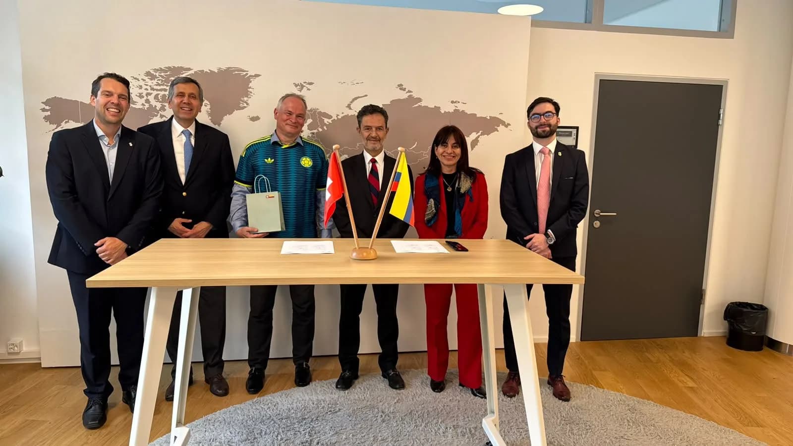 La Cancillería colombiana fortalece las relaciones comerciales y pensionales con Suiza