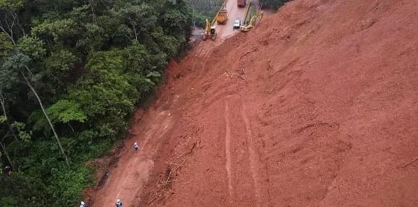Debido a las fuertes lluvias anuncian Cierre total en la vía Medellín-Bogotá por deslizamiento de tierra