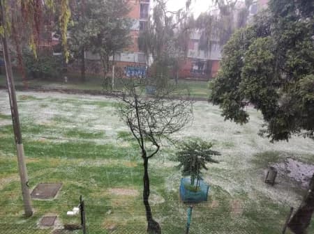 Granizada y aguacero colapsó varios sectores de Bogotá: Suba, Usaquén y Barrios Unidos tuvieron tormenta eléctrica