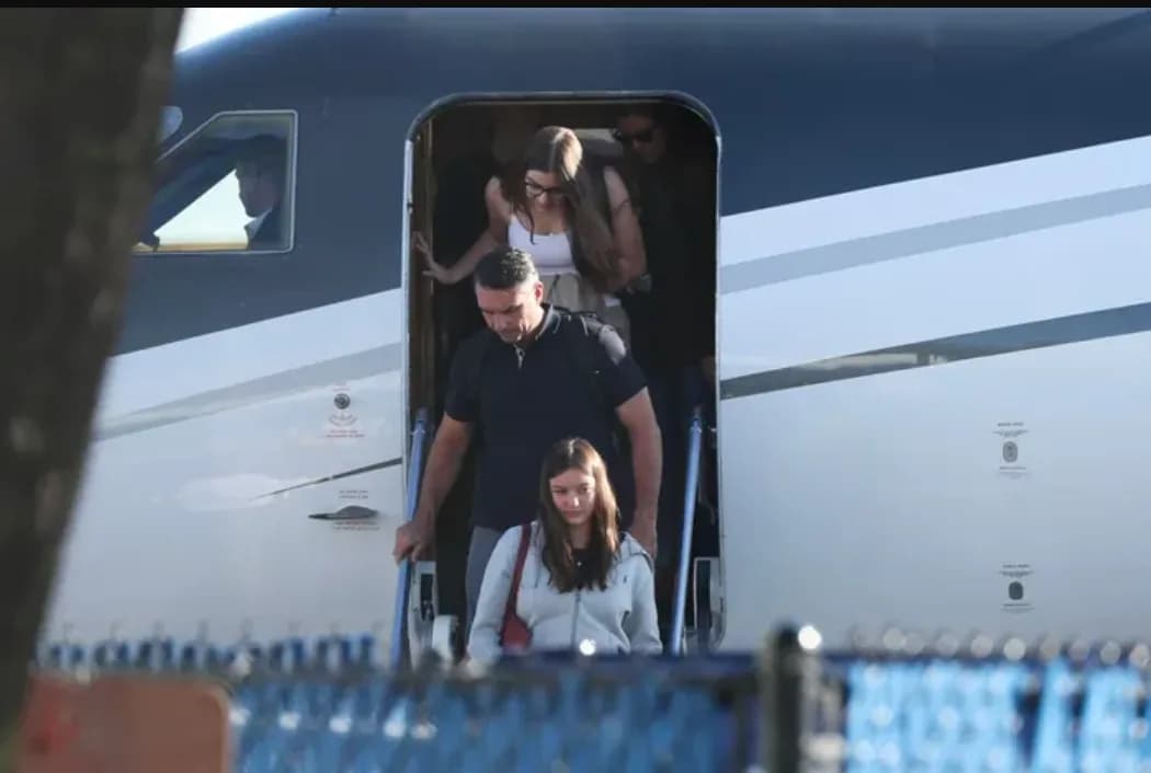 Flávio Bolsonaro llegó a Miami tras negarse a entregar sus pasaportes a la Justicia brasileña