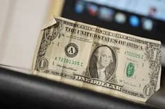 Dólar cotiza este lunes en $3.995,50: baja $42,40 frente al cierre en el spot del viernes de $4.037,90 y $49,50 con respecto a su apertura de $4.045,00, según el sistema SET-FX