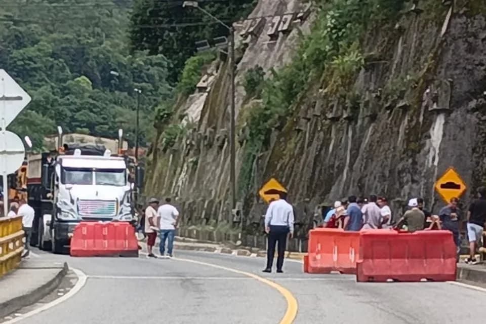 Cierre total en el kilómetro 59 y 44 de la Vía al Llano por manifestaciones de la comunidad