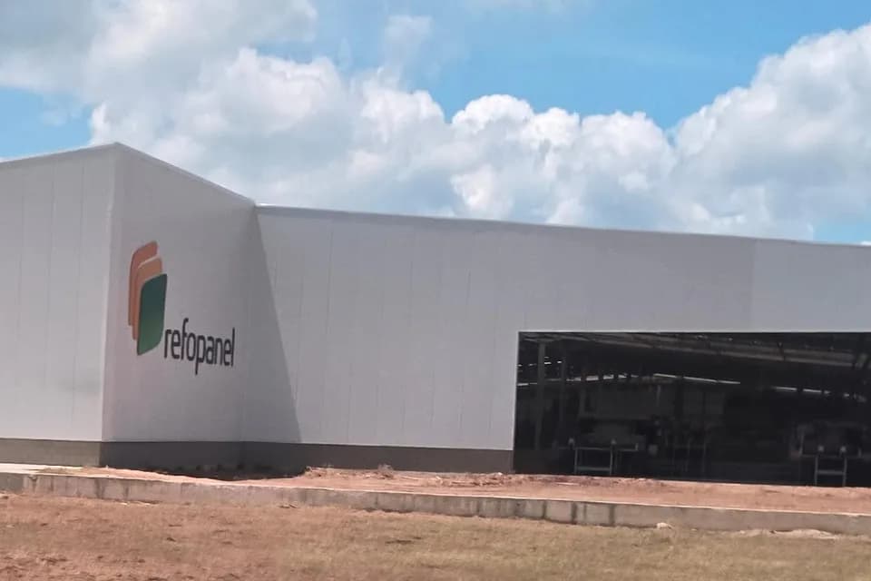 Refopanel inauguró la mayor planta de producción de madera contrachapada de Colombia