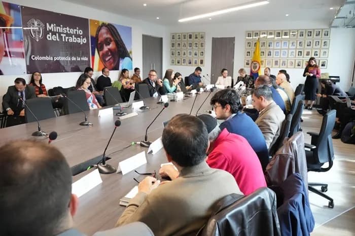 Exclusiva: de no llegar a un acuerdo el alza del salario mínimo para 2025 saldrá por decreto y será del 9%