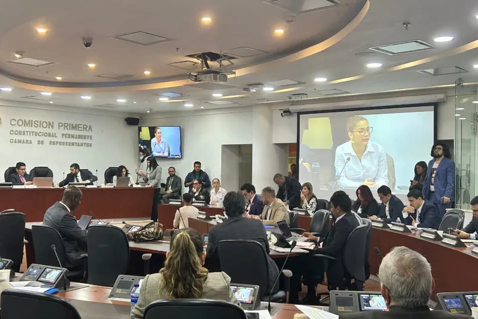 A segundo debate pasó el proyecto de Ley que busca reformar el escudo de Colombia para incluir la palabra “Justo” al lema “Libertad y Orden”