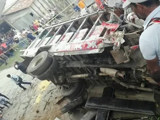 Dos muertos y 35 heridos en un accidente de un bus escalera en Cauca