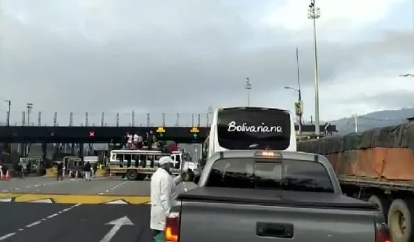 Bloqueos en el peaje de Chusacá, en la vía entre Bogotá-Girardot, por parte de comunidades indígenas que viajan a la capital para participar en las marchas del Primero de Mayo