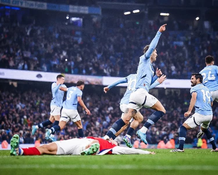 Manchester City salvó un punto sobre el final del partido ante el Arsenal, en el Etihad Stadium