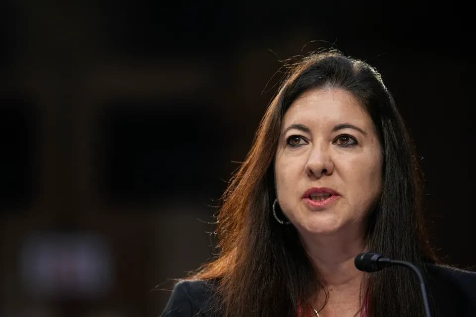 Adriana Kugler, de la Fed, defiende más recortes de tasas de interés en Estados Unidos