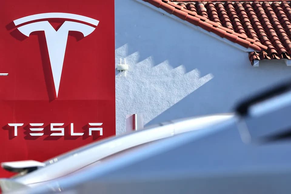 Tesla lanzará su Cybercab, un robotaxi sin volante ni pedales