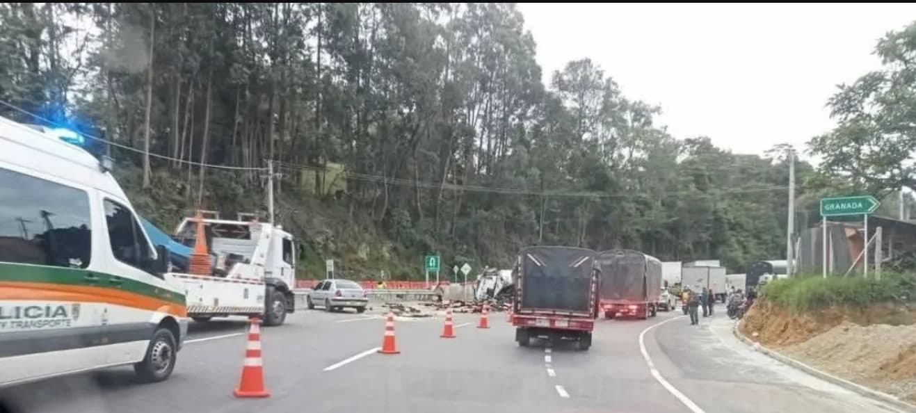 Volcamiento de vehículo de carga tiene con pasos intermitentes la Vía Bogotá - Girardot a la altura del municipio de Granada